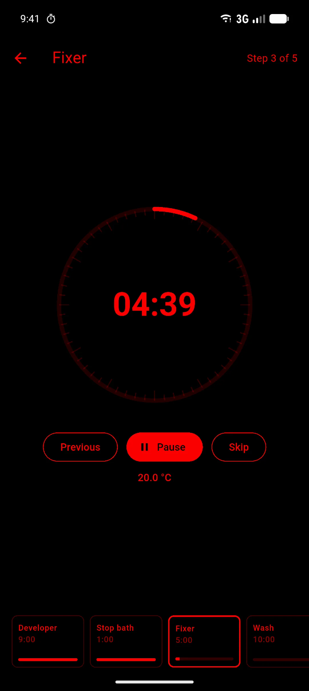 Development runner on Android in the darkroom theme, recorded: the countdown, paused and resumed.